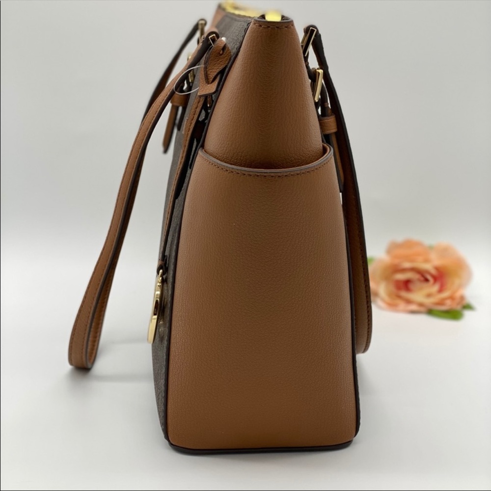 MICHAEL KORS CHARLOTTE LG TZ TOTE BROWN SIGNATURE - Picture 4 of 13